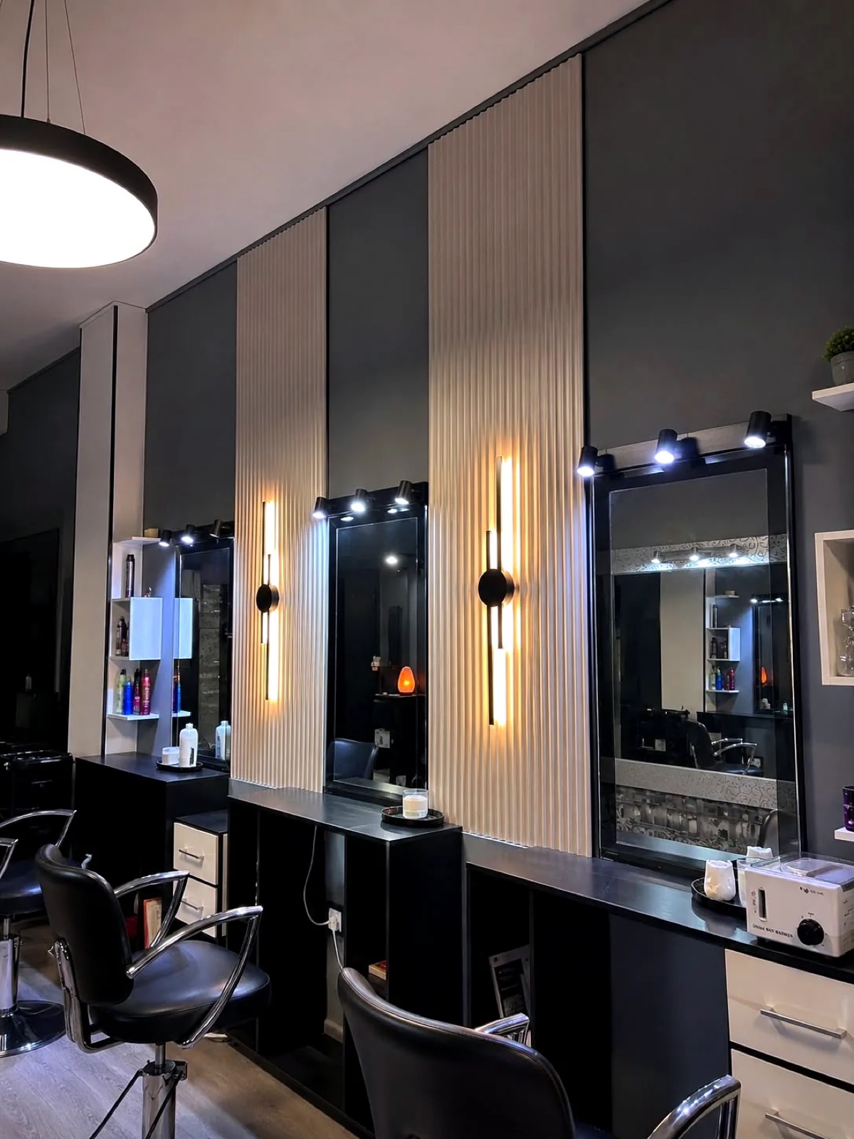 Puestos de peinado del salón, con espejos y sillones